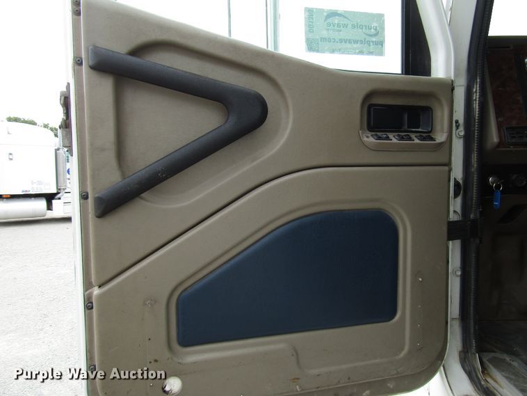 image for item DG1365 2007 International 9400i semi truck