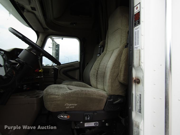 image for item DG1365 2007 International 9400i semi truck