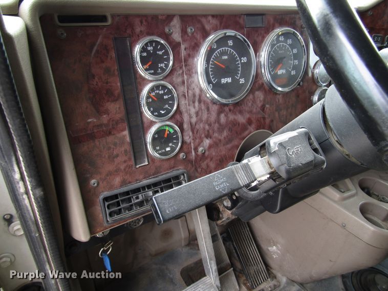 image for item DG1365 2007 International 9400i semi truck