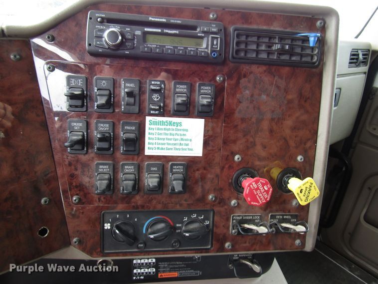 image for item DG1365 2007 International 9400i semi truck