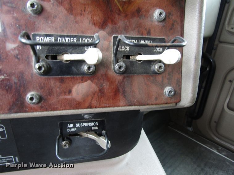 image for item DG1365 2007 International 9400i semi truck