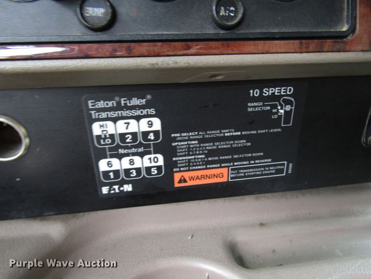 image for item DG1365 2007 International 9400i semi truck