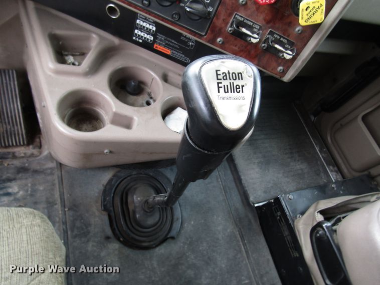 image for item DG1365 2007 International 9400i semi truck