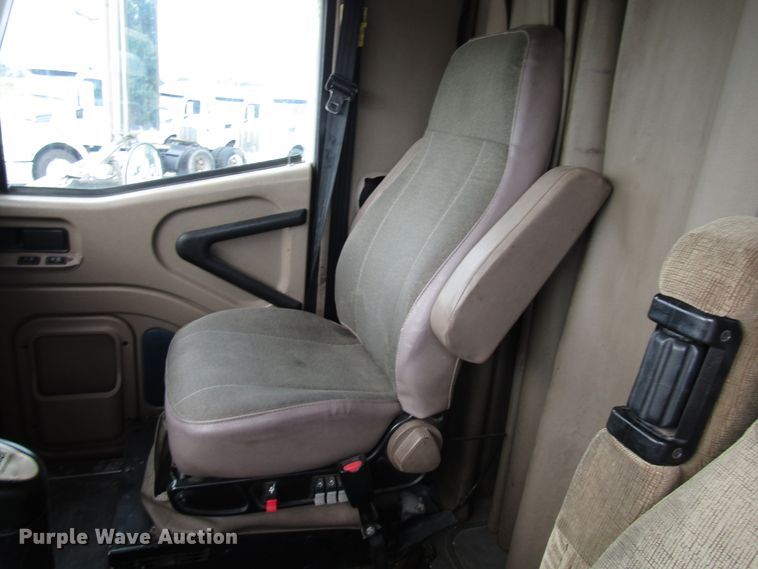 image for item DG1365 2007 International 9400i semi truck