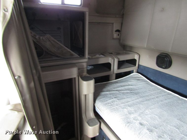 image for item DG1365 2007 International 9400i semi truck