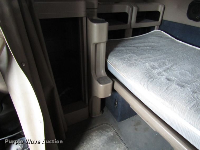 image for item DG1365 2007 International 9400i semi truck