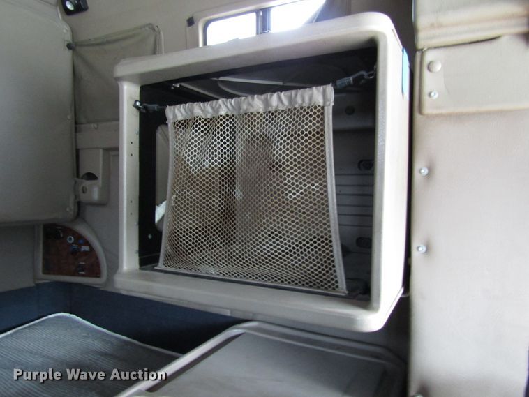 image for item DG1365 2007 International 9400i semi truck