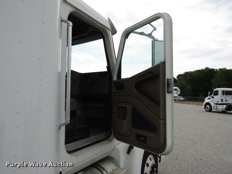 image for item DG1365 2007 International 9400i semi truck