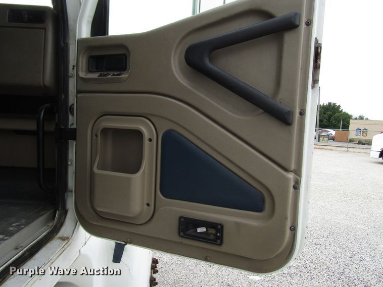 image for item DG1365 2007 International 9400i semi truck