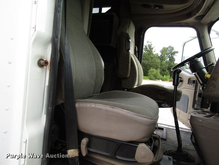 image for item DG1365 2007 International 9400i semi truck