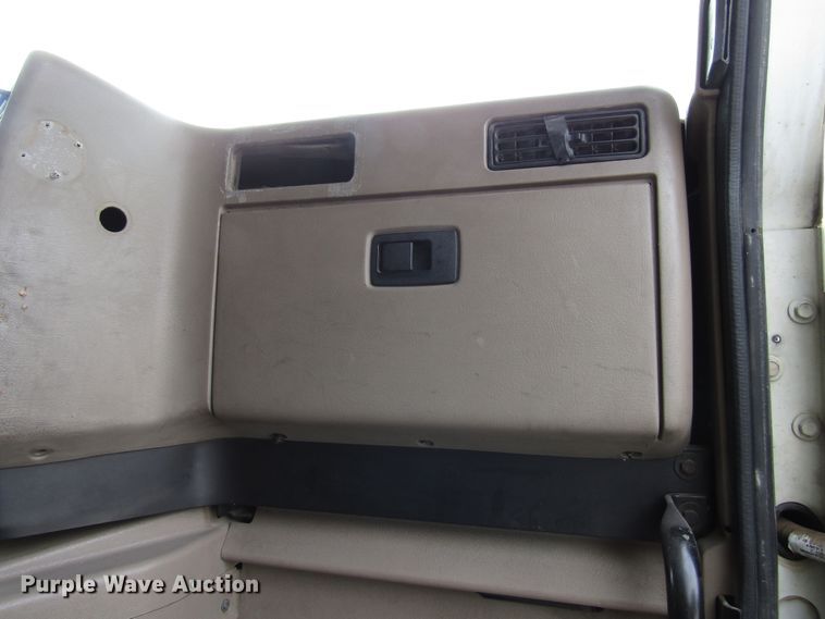 image for item DG1365 2007 International 9400i semi truck