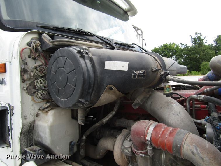 image for item DG1365 2007 International 9400i semi truck