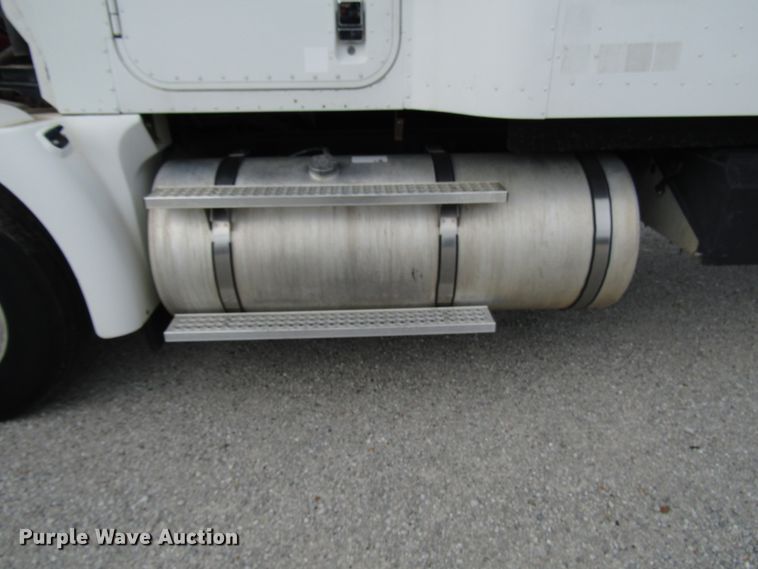 image for item DG1365 2007 International 9400i semi truck