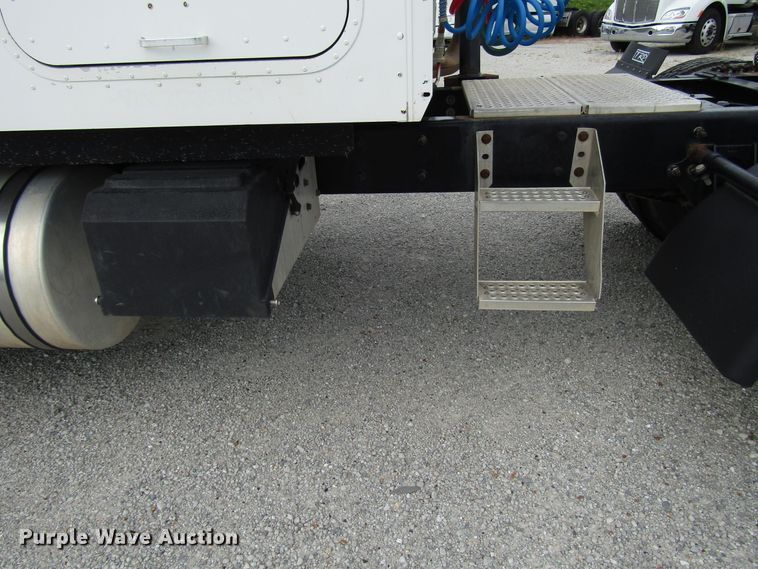 image for item DG1365 2007 International 9400i semi truck