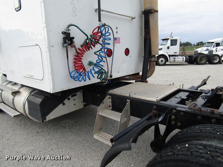 image for item DG1365 2007 International 9400i semi truck