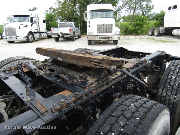 image for item DG1365 2007 International 9400i semi truck