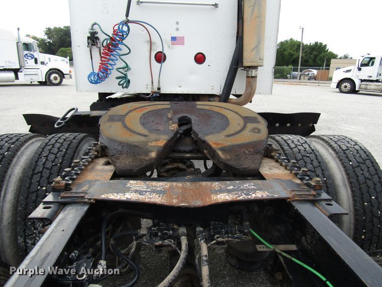 image for item DG1365 2007 International 9400i semi truck