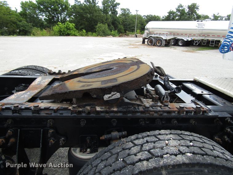 image for item DG1365 2007 International 9400i semi truck