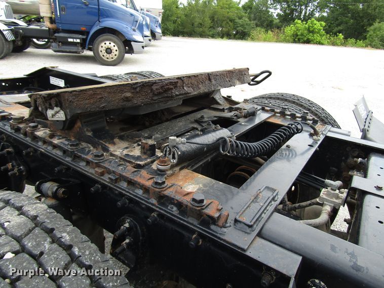 image for item DG1365 2007 International 9400i semi truck