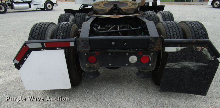 image for item DG1365 2007 International 9400i semi truck