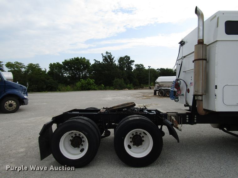 image for item DG1365 2007 International 9400i semi truck