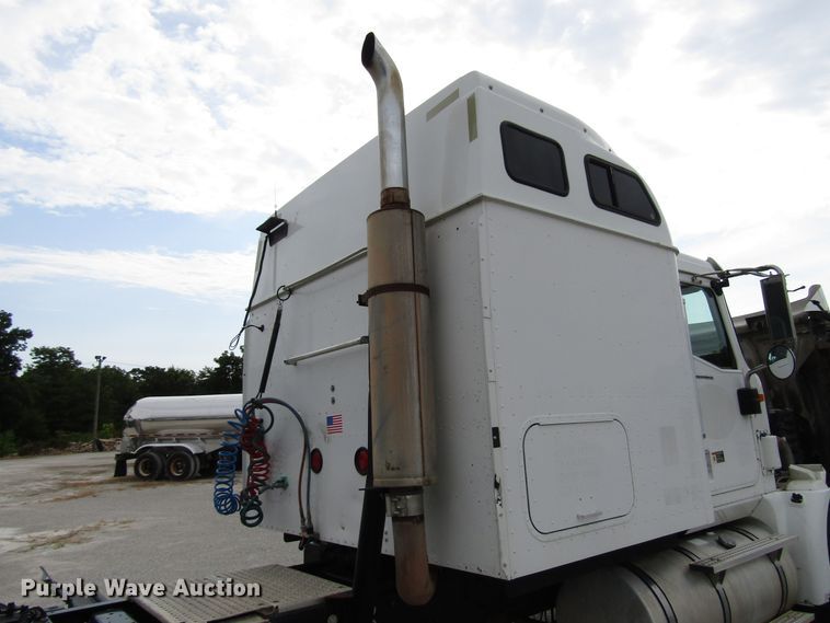 image for item DG1365 2007 International 9400i semi truck