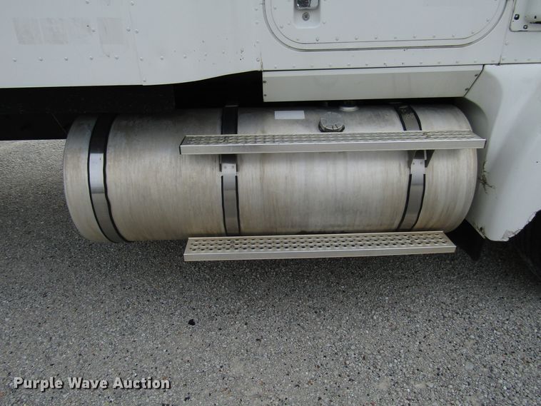 image for item DG1365 2007 International 9400i semi truck