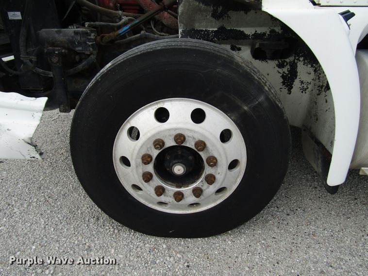 image for item DG1365 2007 International 9400i semi truck