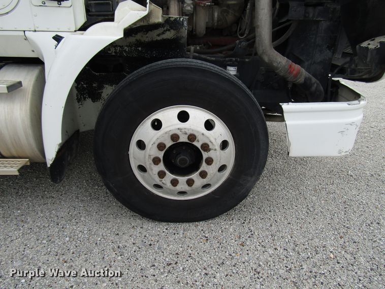 image for item DG1365 2007 International 9400i semi truck