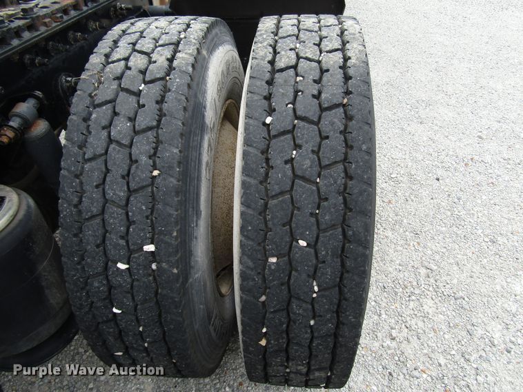 image for item DG1365 2007 International 9400i semi truck