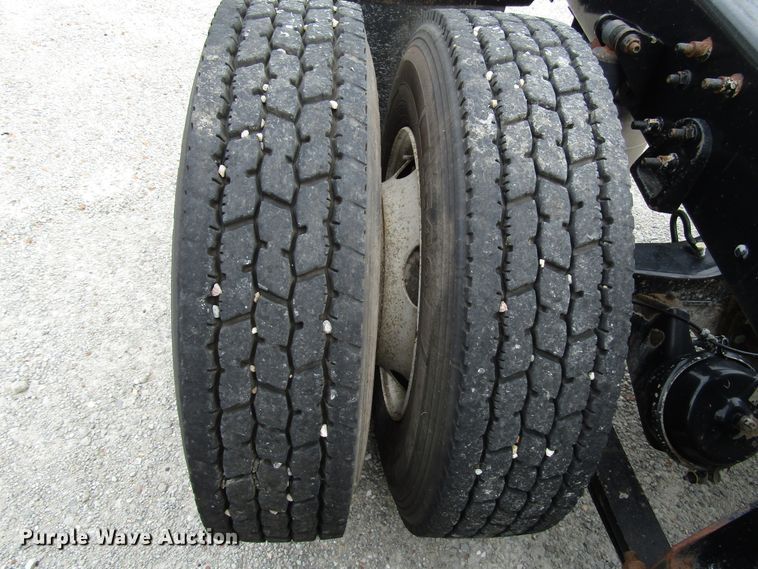 image for item DG1365 2007 International 9400i semi truck