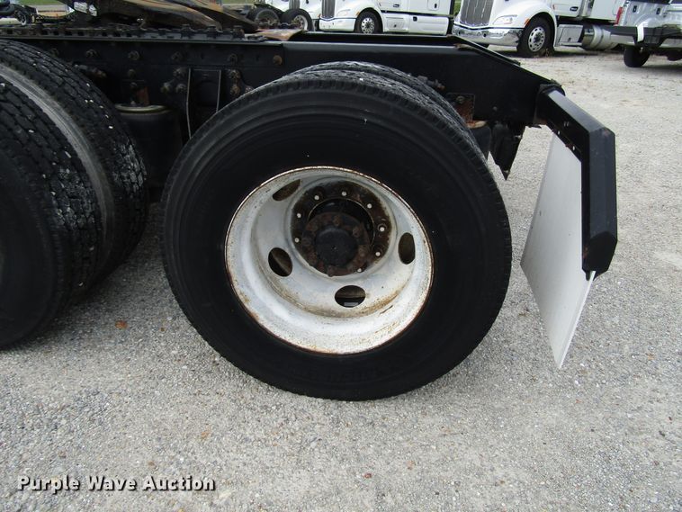 image for item DG1365 2007 International 9400i semi truck