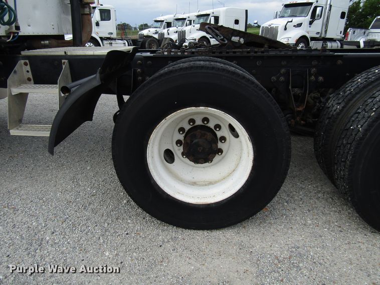 image for item DG1365 2007 International 9400i semi truck