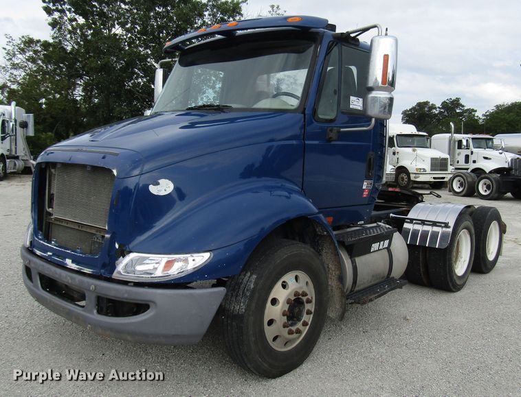 image for item DG1366 2010 International 8600 semi truck