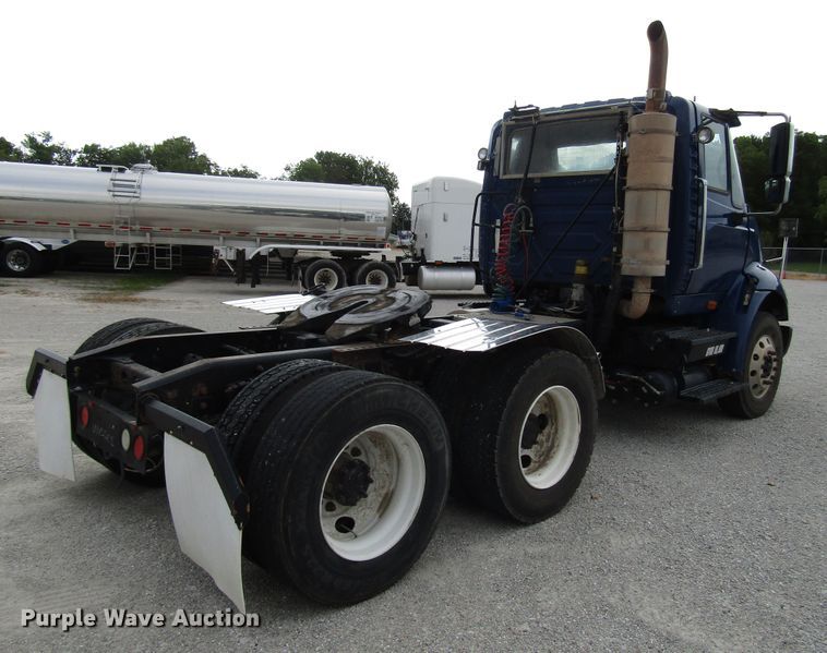 image for item DG1366 2010 International 8600 semi truck