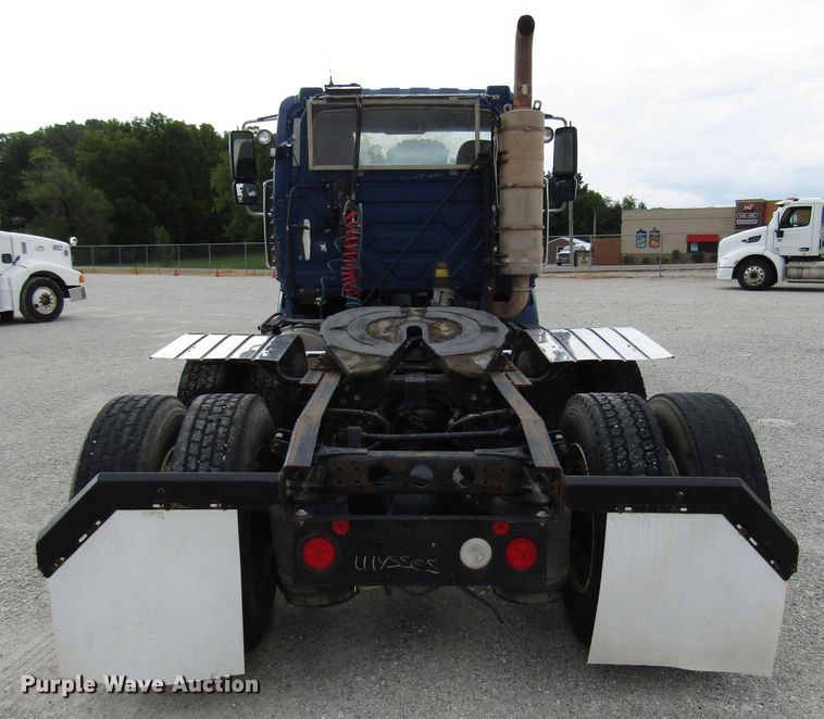 image for item DG1366 2010 International 8600 semi truck