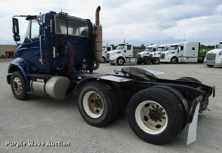 image for item DG1366 2010 International 8600 semi truck