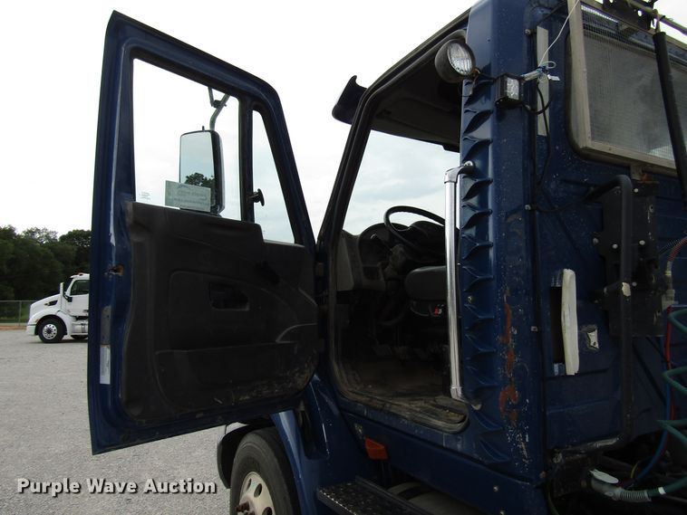 image for item DG1366 2010 International 8600 semi truck