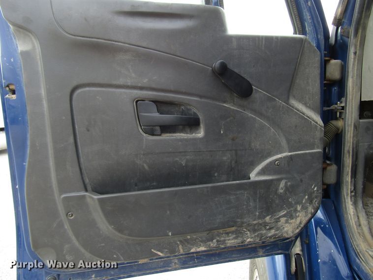 image for item DG1366 2010 International 8600 semi truck