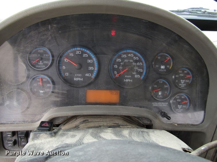 image for item DG1366 2010 International 8600 semi truck