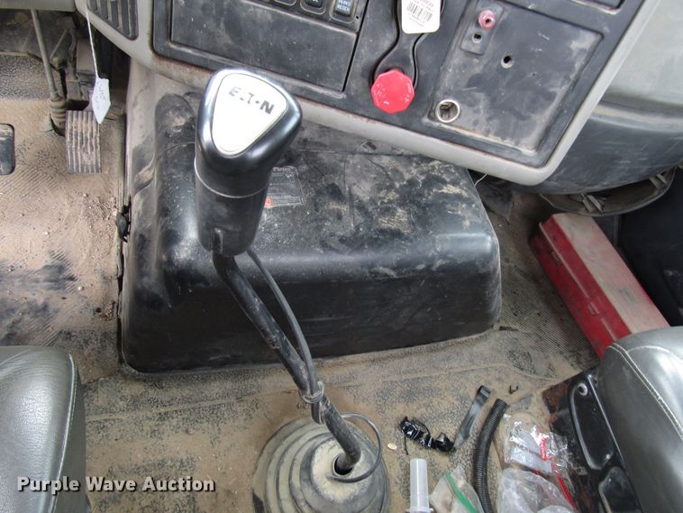 image for item DG1366 2010 International 8600 semi truck