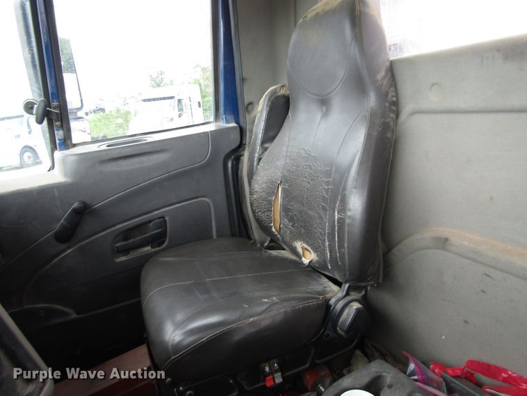 image for item DG1366 2010 International 8600 semi truck