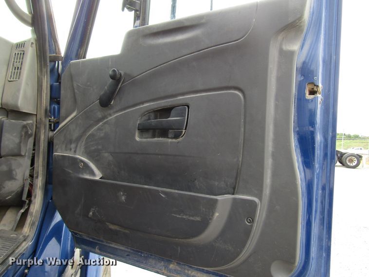 image for item DG1366 2010 International 8600 semi truck