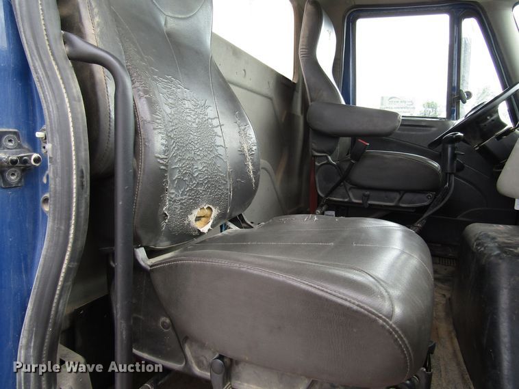 image for item DG1366 2010 International 8600 semi truck