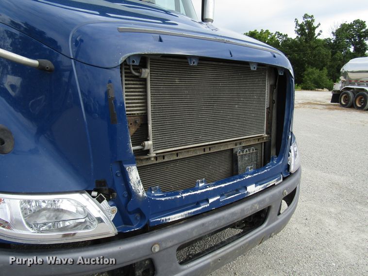 image for item DG1366 2010 International 8600 semi truck