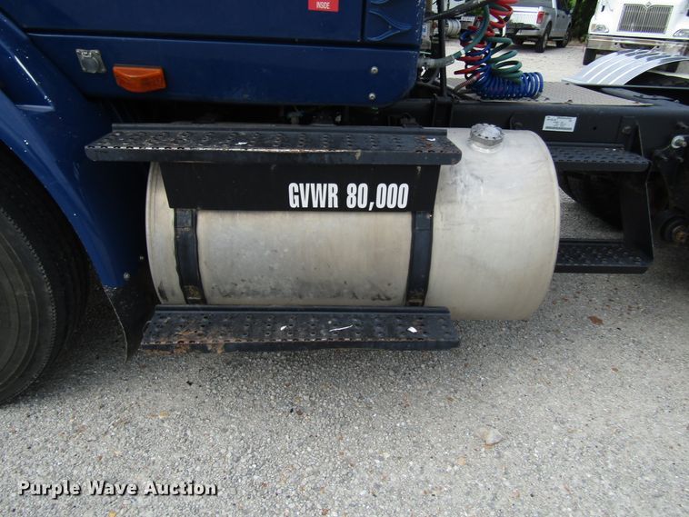 image for item DG1366 2010 International 8600 semi truck