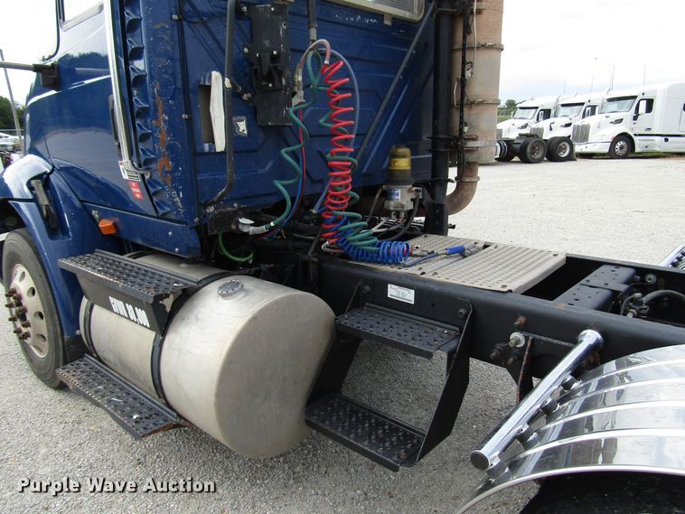 image for item DG1366 2010 International 8600 semi truck