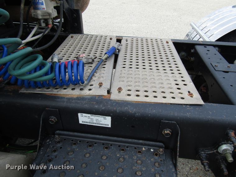 image for item DG1366 2010 International 8600 semi truck