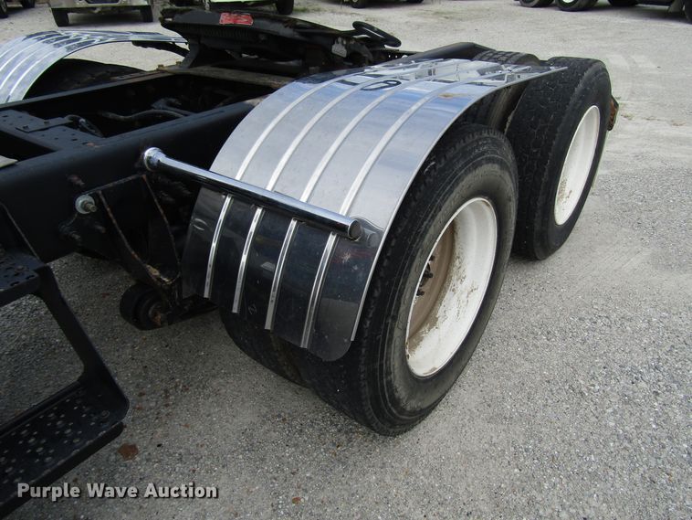 image for item DG1366 2010 International 8600 semi truck