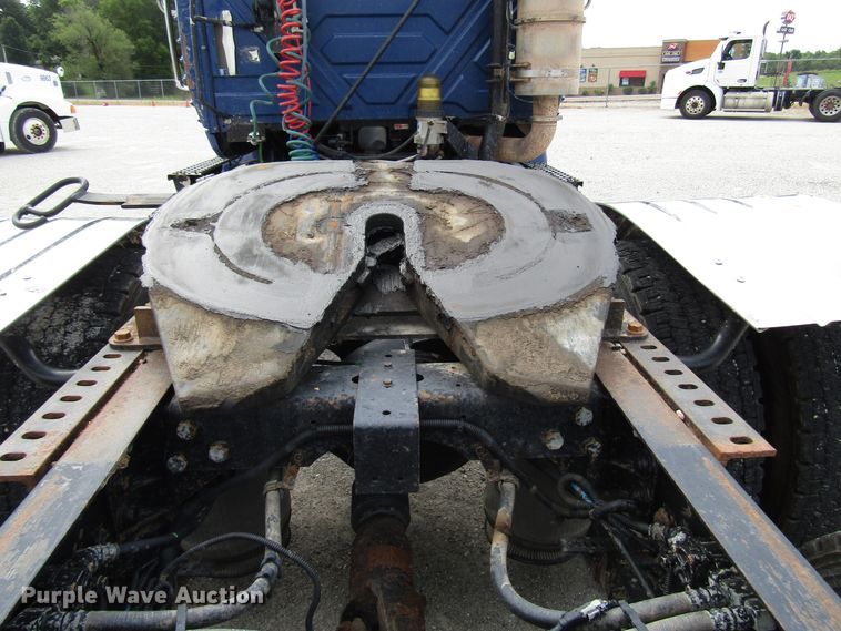 image for item DG1366 2010 International 8600 semi truck